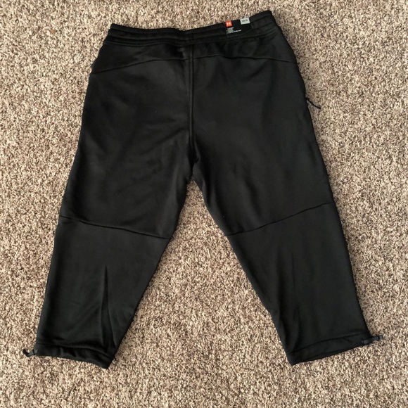 Under Armour 3/4 length Shorts | LG | New w Tag - Picture 7 of 8